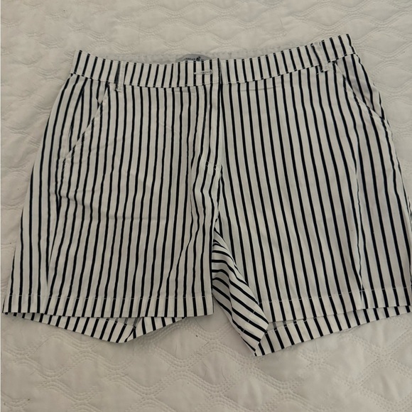 NWOT Caribbean Joe & company WHITE W/NAVY STRIPE shorts women’s size 10 - Picture 1 of 7